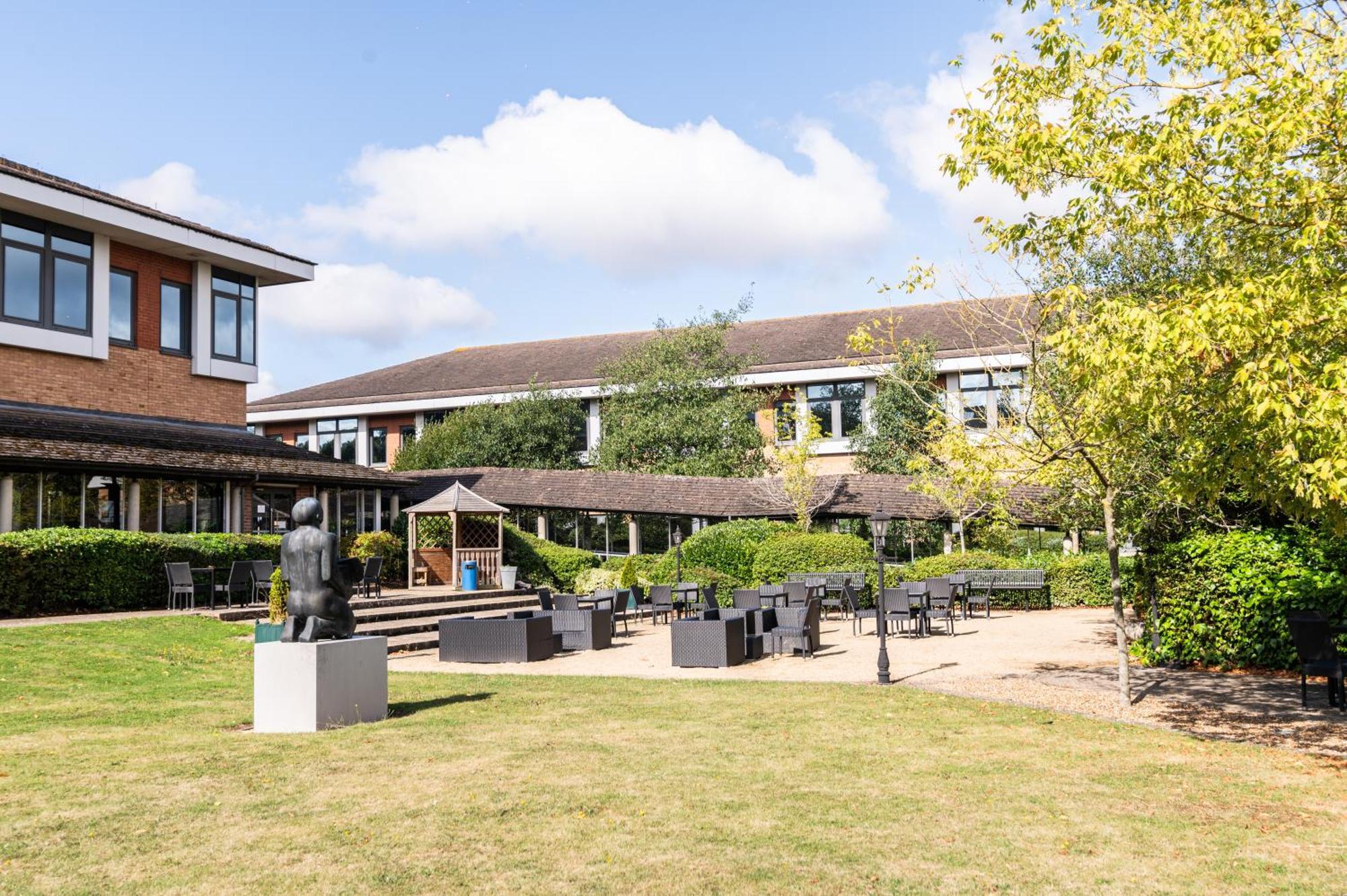 Отель Kents Hill Park Training & Conference Centre Милтон-Кейнс Экстерьер фото