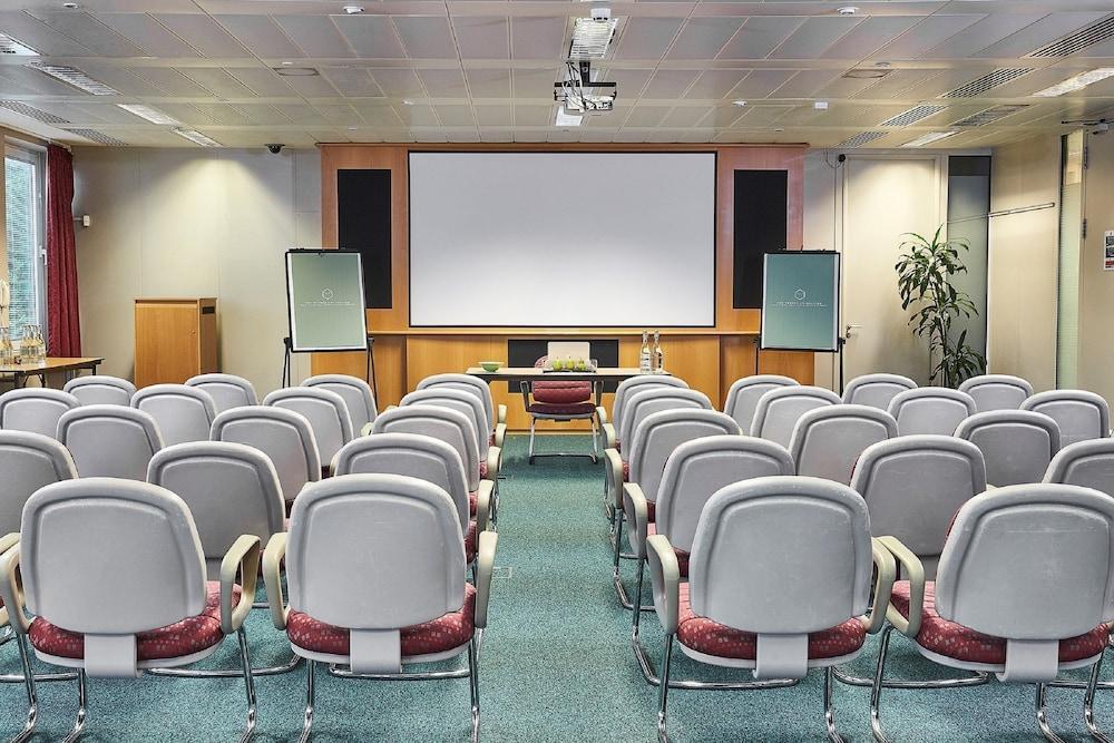 Отель Kents Hill Park Training & Conference Centre Милтон-Кейнс Экстерьер фото